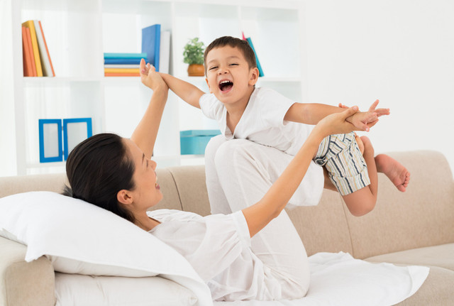 Ilustrasi ibu dan anaknya bermain sambil rebahan. Foto: Shutterstock