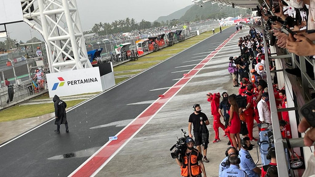 Hujan deras mengguyur Sikruit Mandalika jelang balapan MotoGP. Foto: Arifin Asydhad/kumparan