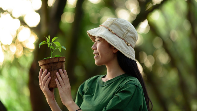 Ilustrasi perempuan dalam menjaga lingkungan. Foto: Chokniti Khongchum/Shutterstock