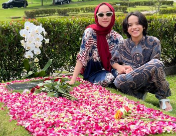 BCL ziarah ke makam Ashraf bersama orang tua dan anaknya. Foto: Instagram/bclsinclair