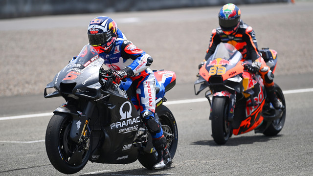 Pembalap Pramac Racing Johann Zarco (depan) dan pembalap Red Bull KTM Factory Racing Brad Binder pada hari terakhir tes pramusim MotoGP 2022 di Pertamina Mandalika International Street Circuit, Lombok Tengah, NTB, Minggu (13/2/2022). Foto: Andika Wahyu/ANTARA FOTO