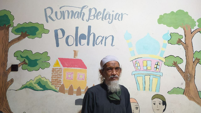 Abah Nuradi (70), penggerak pendidikan di salah satu sudut pemukiman kawasan red district, di Polehan Kota Malang. Foto: Ulul Azmy