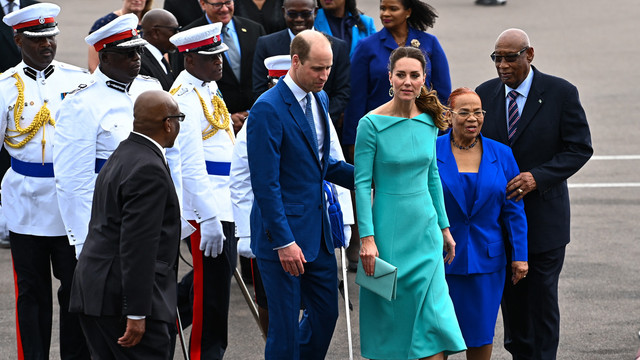 Pangeran William dari Inggris menghadiri Royal Guard of Honor di Bandara Internasional Lynden Pindling di Nassau, Bahama pada Kamis (24/3/2022). Foto: CHANDAN KHANNA/AFP
