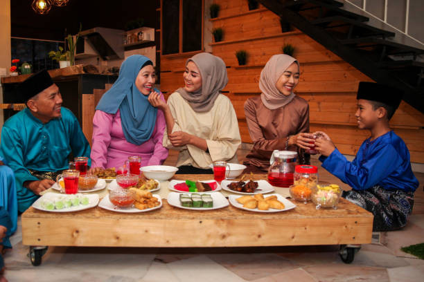 Ilustrasi keluarga menyantap menu buka puasa yang lezat. Foto: Unsplash.com