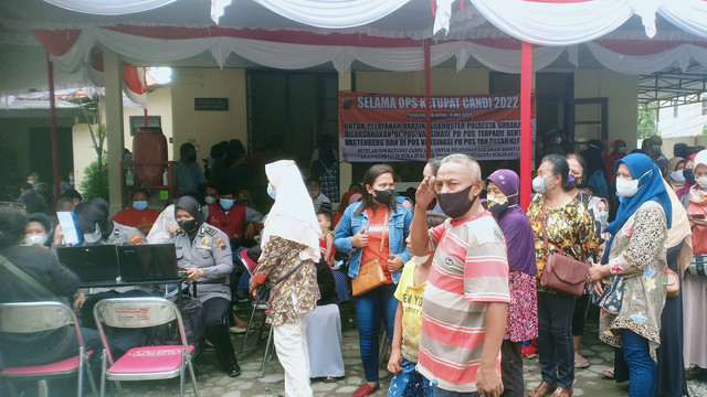 Penyaluran Bantuan Tunai Pangan dan vaksinasi booster di Klinik Bhayangkara, Solo. FOTO: Agung Santoso
