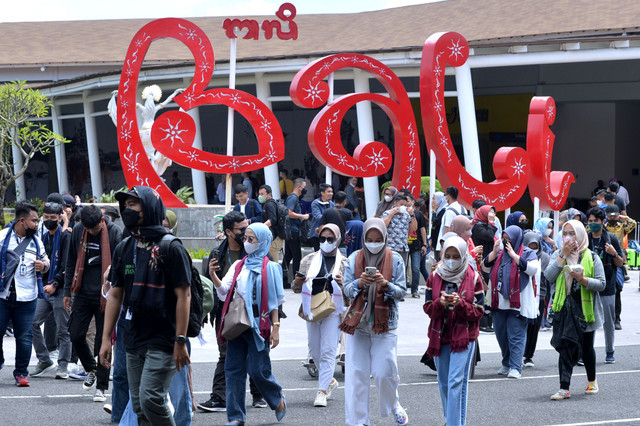 Penumpang pesawat tiba di Terminal Domestik Bandara Internasional I Gusti Ngurah Rai, Badung, Bali, Rabu (9/3/2022). Foto: Fikri Yusuf/ANTARA FOTO