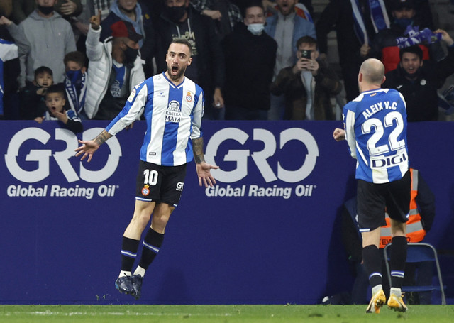 Selebrasi pemain Espanyol usai mencetak gol ke gawang FC Barcelona pada pertandingan lanjutan Liga Spanyol di RCDE Stadium, Barcelona, Spanyol. Foto: Albert Gea/REUTERS