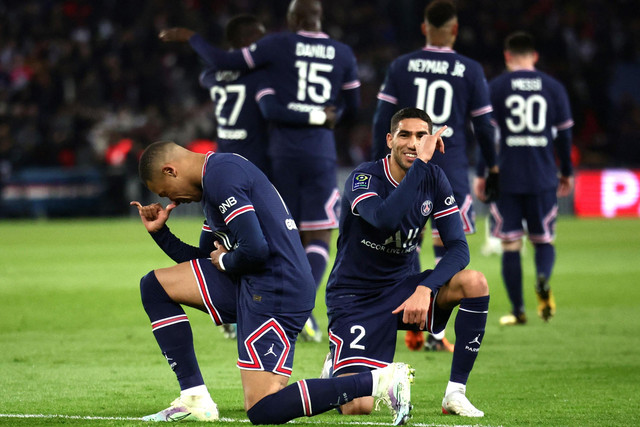 Selebrasi pemain Paris Saint-Germain (PSG) Kylian Mbappe berusaha usai mencetak gol ke gawang Lorient pada pertandingan lanjutan Liga Prancis di Parc des Princes, Paris, Prancis. Foto: Sarah Meyssonnier/REUTERS