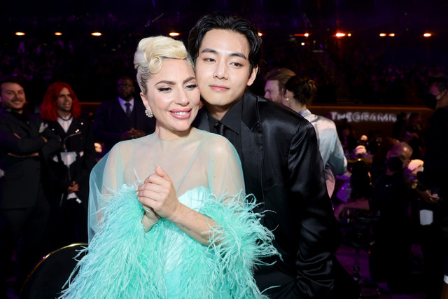 Lady Gaga dan V BTS menghadiri Penghargaan GRAMMY Tahunan ke-64 di MGM Grand Garden Arena pada 03 April 2022 di Las Vegas, Nevada. Foto: Emma McIntyre/Getty Images