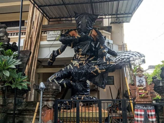 Gara-gara pelarangan pawai pada 2020, sejumlah Ogoh-Ogoh dibungkus plastik - Dok.IST