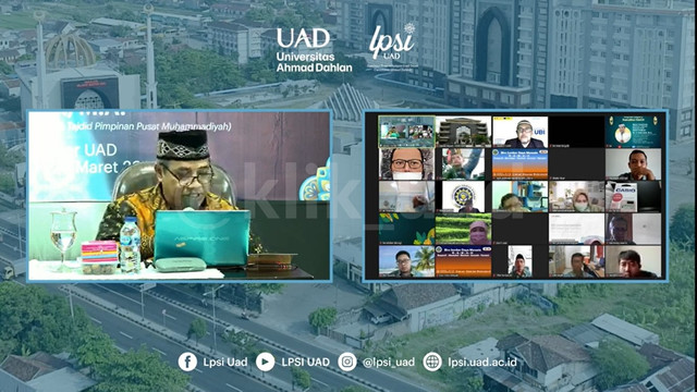 Dr. H. Fuad Zein, M.A sedang memaparkan materi pada acara Pengajian songsong Ramadhan 1443 H Universitas Ahmad Dahlan (UAD) (Foto: Farida)