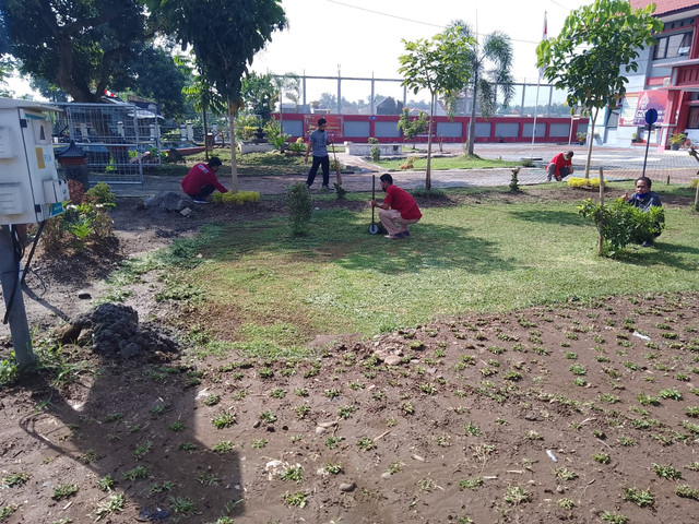 Rupbasan Laksanakan Pemasyarakatan Bersih-Bersih Di Sekitar Lingkungan Rupbasan (Foto:HumasRupMoker)