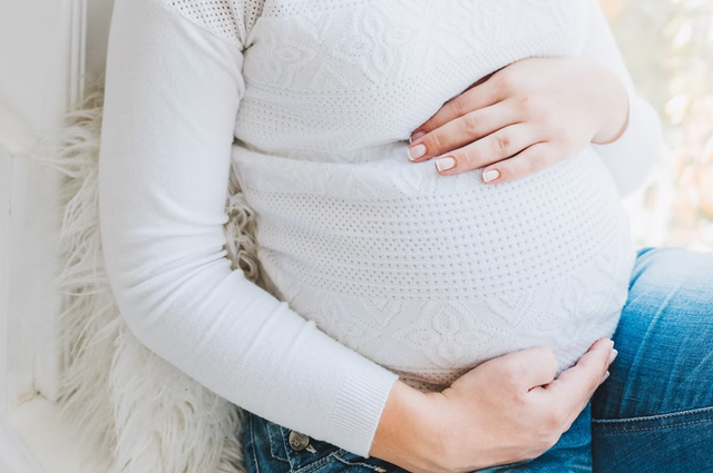 Ilustrasi ibu hamil yang berdoa dan berdzikir kepada Allah SWT. Foto: unsplash.com/anastasiiachepinska