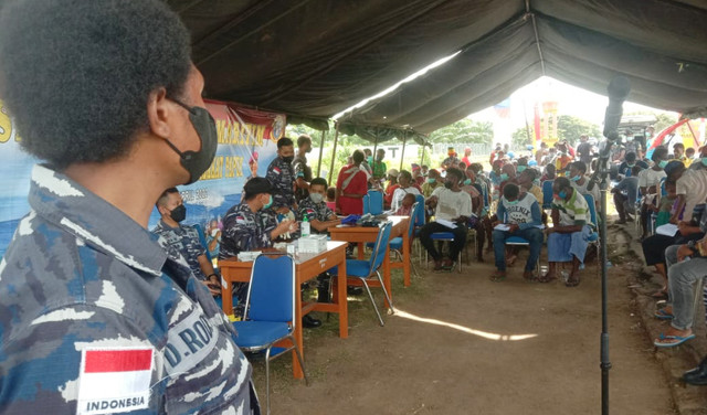 Ratusan warga Asmat menggikuti Serbuan Vaksinasi Maritim. (BumiPapua.com/Abdel Syah)