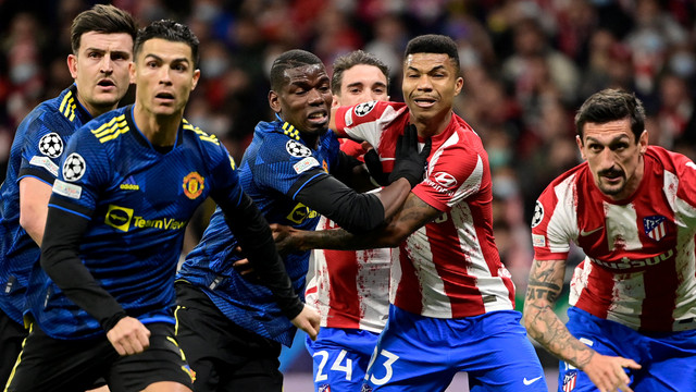 Pemain Manchester United Paul Pogba duel dengan pemain Atletico Madrid Reinildo pada pertandingan sepak bola Liga Champions UEFA di stadion Wanda Metropolitano di Madrid. Foto: Javier Soriano/AFP