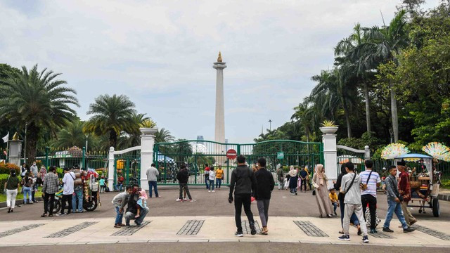 Warga memadati kawasan luar Monumen Nasional (Monas), Jakarta, Selasa (3/5/2022). Foto: Galih Pradipta/Antara Foto