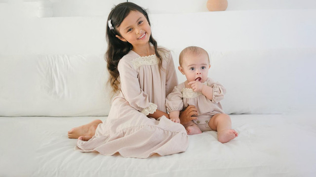 Ilustrasi baju lebaran bayi perempuan. Foto: @restimandaliko