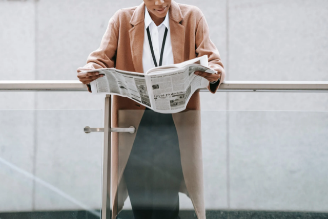 Ilustrasi Membaca Pawarta Bahasa Jawa. Sumber: Ono Kosuki/Pexels.com