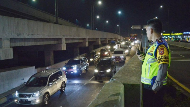 Polisi memantau arus mudik di Gerbang Tol Cileunyi, Kabupaten Bandung, Jawa Barat, Jumat (29/4/2022). Foto: Bagus Ahmad Rizaldi/ANTARA