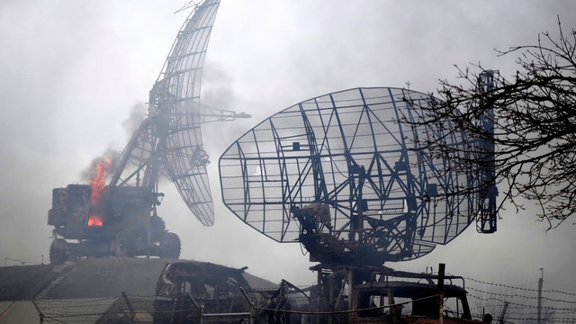 Radar rusak dan peralatan lainnya usai dihantam serangan Rusia, di fasilitas militer Ukraina di luar Mariupol, Ukraina, Kamis (24/2/2022). Foto: Sergei Grits/AP Photo