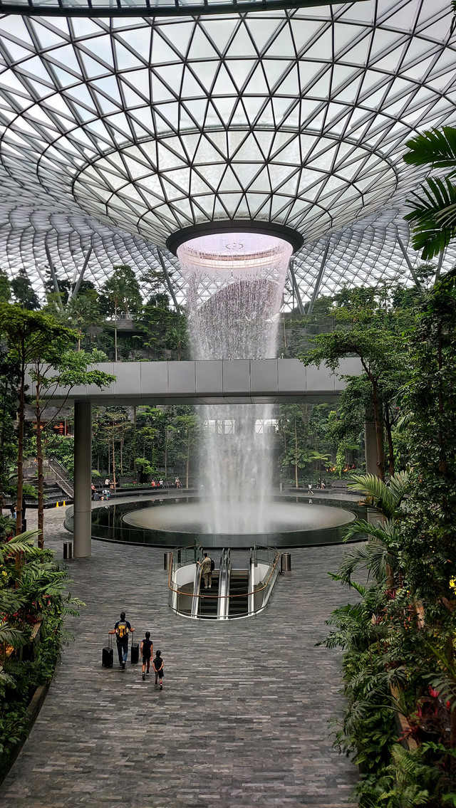 Ilustrasi Rain Vortex, air terjun tertinggi di dunia di Changi International Airport. Foto: Gitario Vista Inasis/kumparan