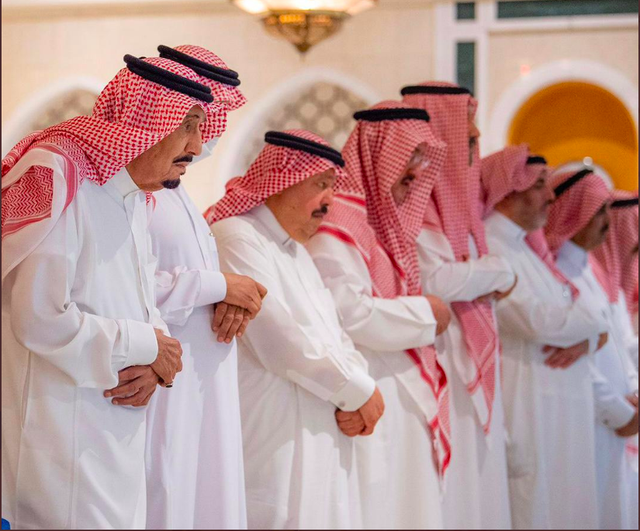 Raja Salman (kiri) mengikuti salat Tarawih di Masjidil Haram, Makkah, pada malam 29 Ramadhan 1443 H, Jumat (29/4/2022). Foto: Dok. gph.gov.sa