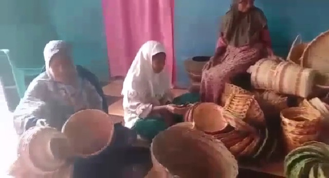 Sejumlah ibu-ibu pengrajin anyaman rotan asal Desa Waigai, yang kecewa karena hasil karyanya tak laku di Festival Tanjung Waka, Kabupaten Kepulauan Sula. Foto: tangkapan layar video viral.