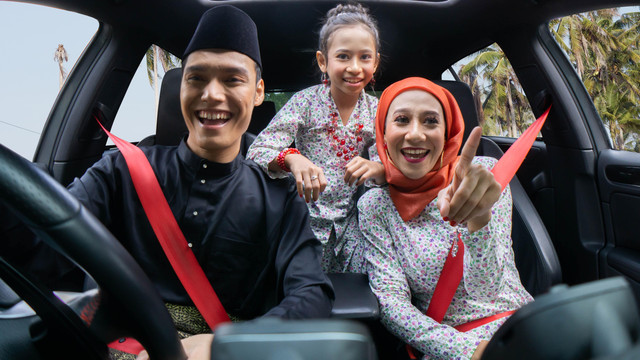 Ilustrasi keluarga mudik. Foto: abdul hafiz ab hamid/Shutterstock