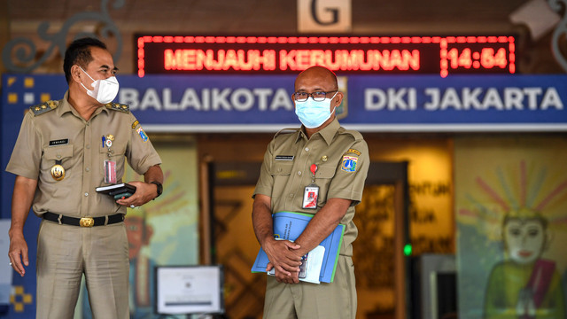 Sejumlah pegawai Aparatur Sipil Negara (ASN) bersiap meninggalkan ruangan pada hari pertama saat bulan Ramadhan 1443 Hijriah di Gedung Balai Kota DKI Jakarta, Senin (4/4/2022). Foto: M Risyal Hidayat/ANTARA FOTO