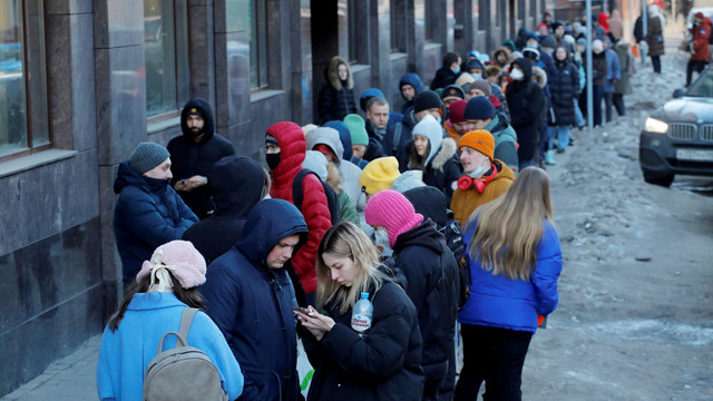 Orang-orang mengantre untuk menggunakan mesin uang ATM di Saint Petersburg, Rusia, Minggu (27/2/2022). Foto: Anton Vaganov/REUTERS