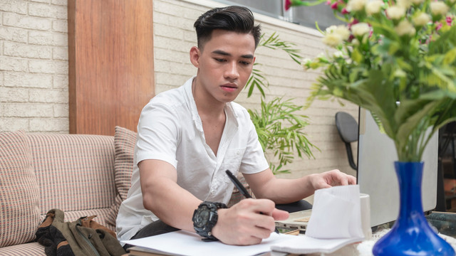 Ilustrasi mahasiswa mengerjakan tugas. Foto: MDV Edwards/Shutterstock