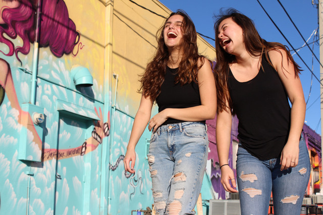Foto dua wanita tertawa. Foto: Pexels/Savannah Dematteo