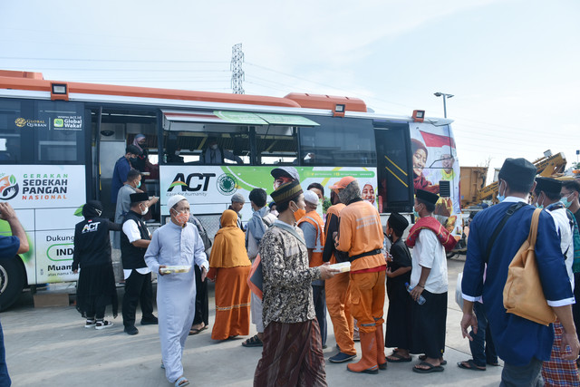 Suasana Pembagian Makanan oleh ACT dan Relawan ACT
