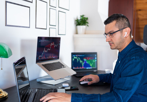 Ilustrasi seorang investor menganalisis pergerakan harga dengan golden cross. Foto: Unsplash.com