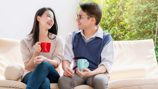 Ilustrasi suami istri ngobrol. Foto: WHYFRAME/Shutterstock