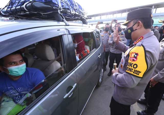 Kapolri Jenderal Listyo Sigit Prabowo saat meninjau kepadatan pemudik di Pelabuhan Merak, Banten, Sabtu (30/4).  Foto: Dok. Polri