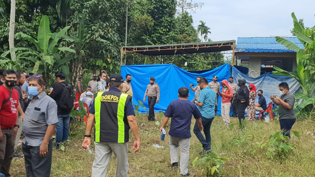 Polda Sumut bongkar makam penghuni kerangkeng rumah Bupati Langkat yang tewas, Sabtu (12/2/2022). Foto: Polda Sumut