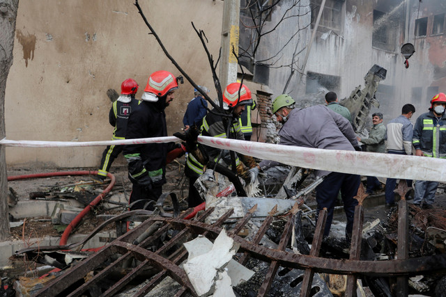 Kondisi usai jet tempur F5 jatuh menabrak dinding sebuah sekolah di Tabriz, Iran, Senin (21/2/2022).  Foto: Mehr News/WANA/via REUTERS