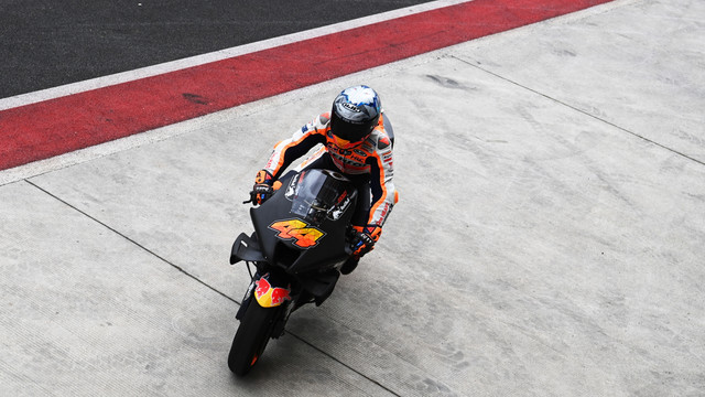 Pembalap Repsol Honda Team MotoGP Pol Espargaro memasuki paddock saat hari pertama tes pramusim MotoGP 2022 di Pertamina Mandalika International Street Circuit, Lombok Tengah, NTB, Jumat (11/2/2022). Foto: Andika Wahyu/ANTARA FOTO