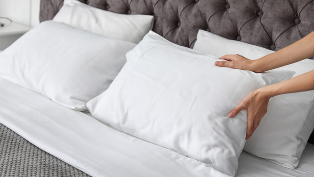 Ilustrasi merawat bantal. Foto: New Africa/Shutterstock