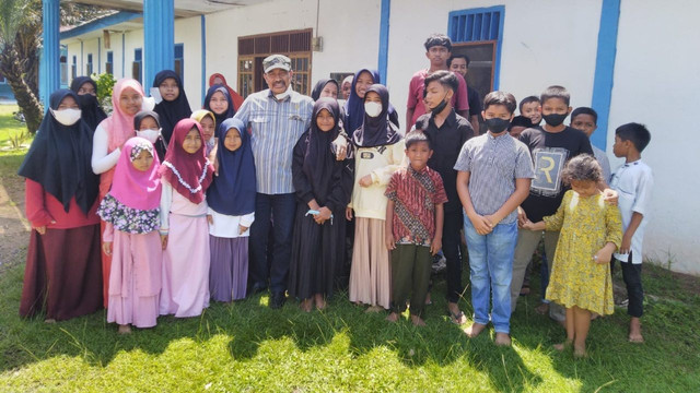 Kunjungi rumah singgah anak yatim di Bumi Moro, Nono Sampono berikan motivasi semangat Anak-anak yatim. Foto: DPD RI