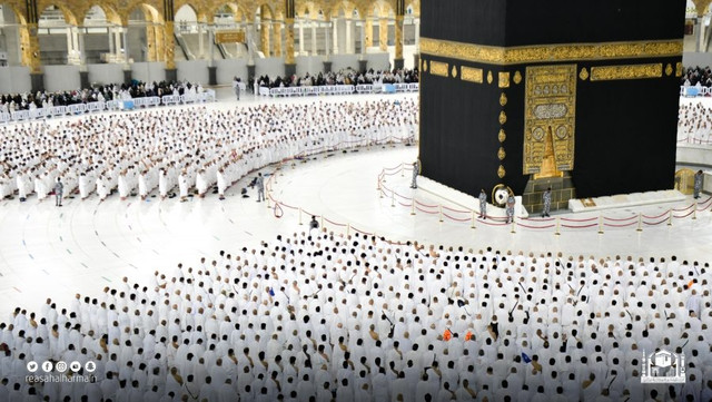 Jemaah umrah salat Subuh berjemaah di Masjidil Haram pada Minggu, (6/3/2022). Saf kembali rapat setelah Arab Saudi mencabut mayoritas pembatasan. Foto: gph.gov.sa