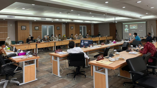 Rapat Kerja Komisi A DPRD Provinsi DKI Jakarta dengan inventarisasi PJLP dan kekosongan Jabatan di instansi Pemerintah Daerah DKI Jakarta di ruang rapat Komisi A DPRD DKI Jakarta, Senin (21/2/2022).  Foto: Haya Syahira/kumparan