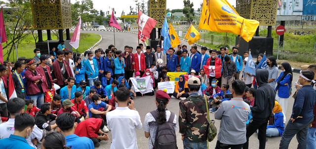 Para pendemo berkumpul di depan Bandara Sultan Thaha Jambi, usai kericuhan. (Foto: M Sobar Alfahri/Jambikita)