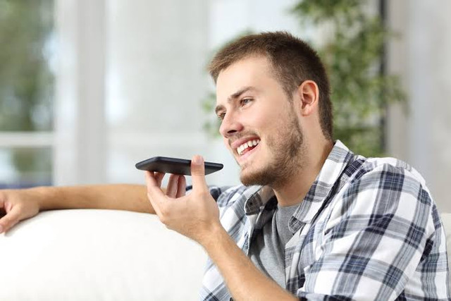 Aktivitas merekam suara kini sudah mudah dilakukan melalui ponsel. Foto: Unsplash.com