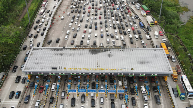 Foto udara sejumlah kendaraan antre melintasi Gerbang Tol Cikampek Utama, Kabupaten Purwakarta, Jawa Barat, Kamis (28/4/2022). Foto: M Risyal Hidayat/ANTARA FOTO