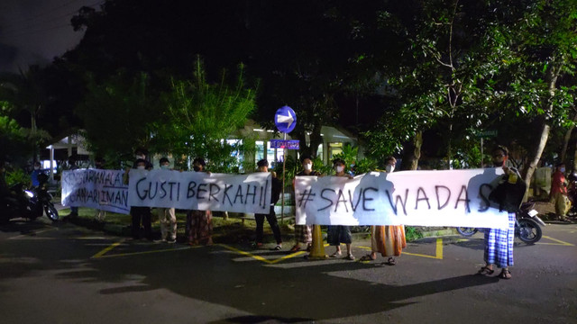 Spanduk bertuliskan #SaveWadas dibentangkan oleh sejumlah orang ketika Gubernur Jateng Ganjar Pranowo meninggalkan Masjid Kampus UGM, Rabu (6/4).  Foto: Arfiansyah Panji Purnandaru/kumparan
