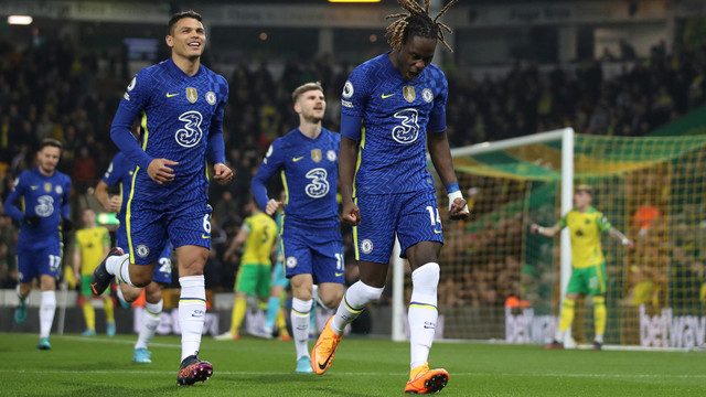 Selebrasi pemain Chelsea Trevoh Chalobah usai mencetak mencetak gol pertama mereka melawan Norwich City  Pada pertandingan Liga Inggris di Carrow Road, Norwich, Inggris Foto: Chris Radburn/Reuters