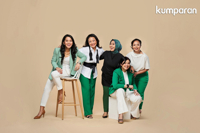 (Kiri-kanan) Tirza Reinata Munusamy, Director of Central Public Affairs of Grab Indonesia; Mayang Schreiber, Chief Communications Officer of Grab Indonesia; Fini Margarina, Head of People Operations of Grab Indonesia; Zakyah Eryunia, Head of Data Privacy Office of Grab Indonesia; Fei Liong, Head of New Platform Business of Grab Indonesia. Foto: Panji Indra; Fashion Stylist: Erlangga S. Negoro.