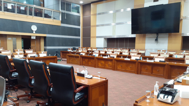 Kursi rapat di berbagai ruangan komisi DPR RI, Rabu (23/3).  Foto: Jacko Ryan/kumparan